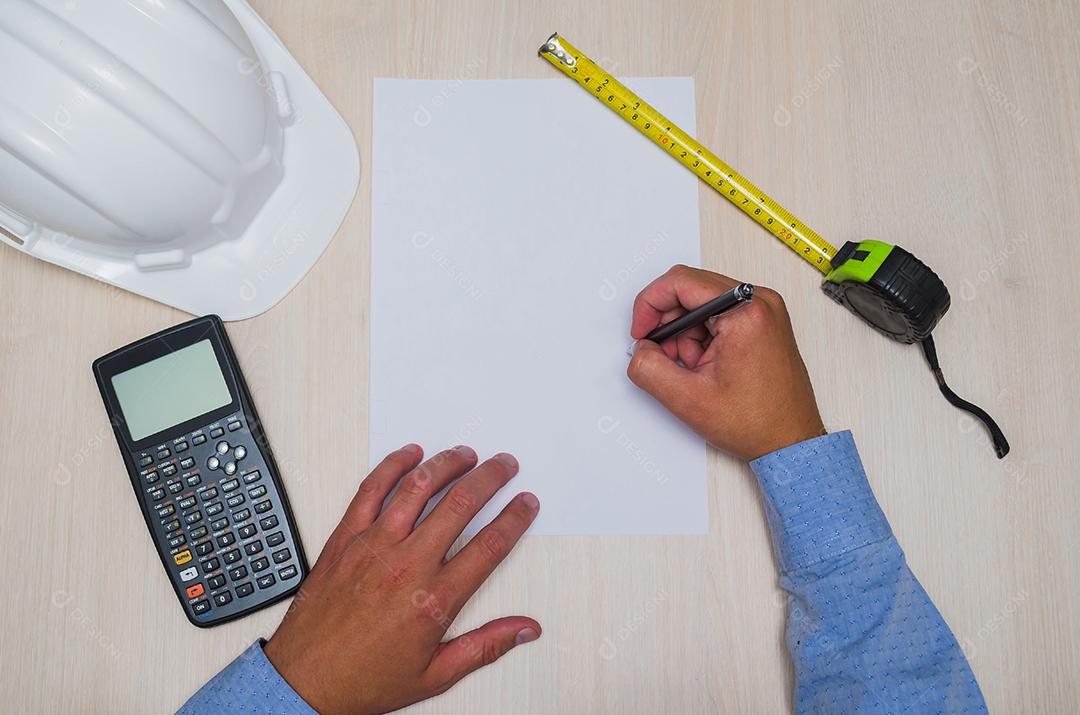 Grande plano de fundo com tema de engenharia, knolling de objetos de engenharia com em folha branca.