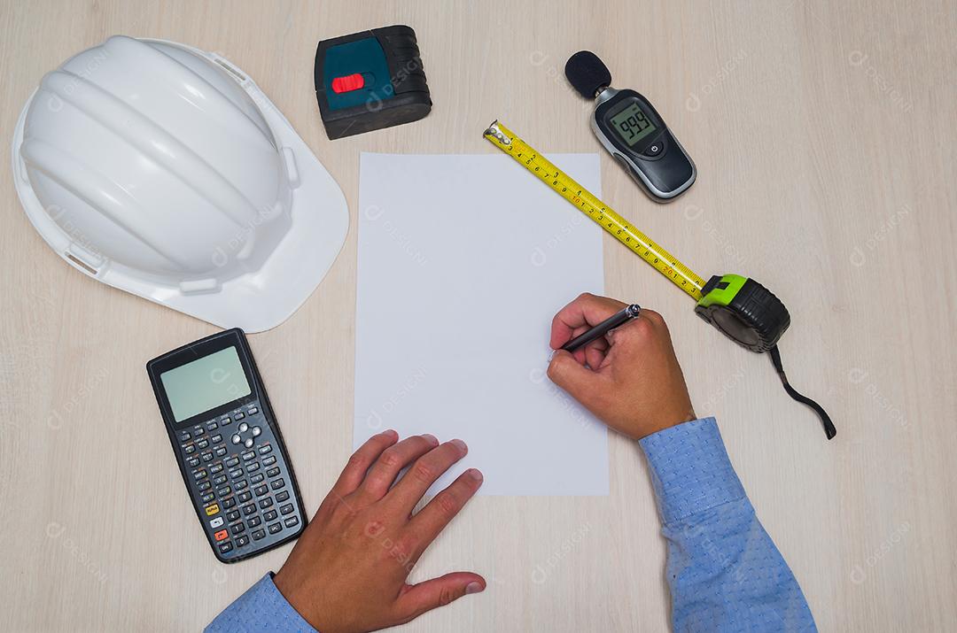 Grande plano de fundo com tema de engenharia, knolling de objetos de engenharia com em folha branca.