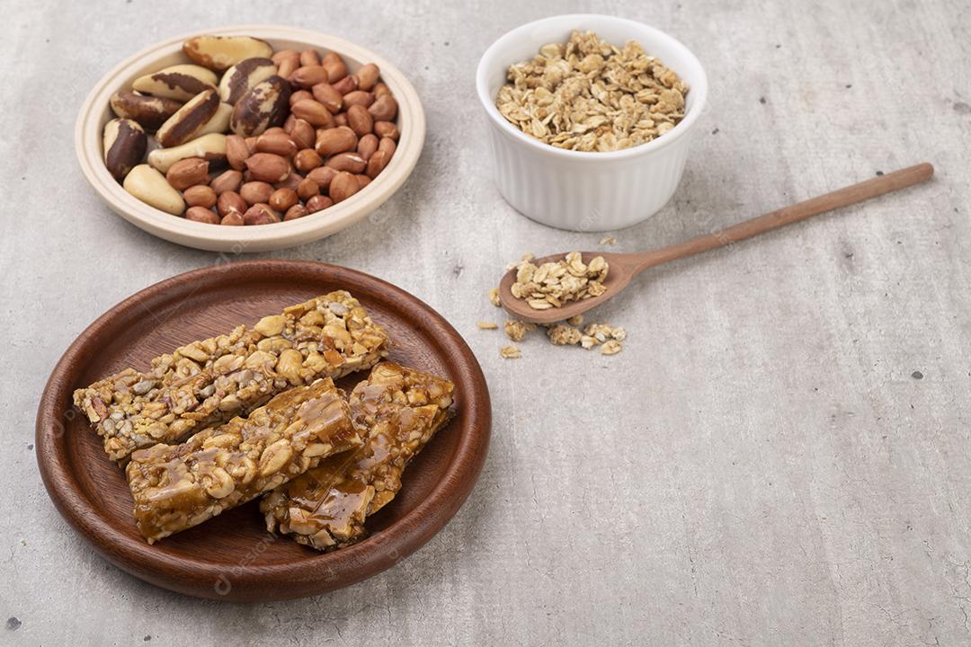 Barras caseiras de cereal com nozes, muesli, mel