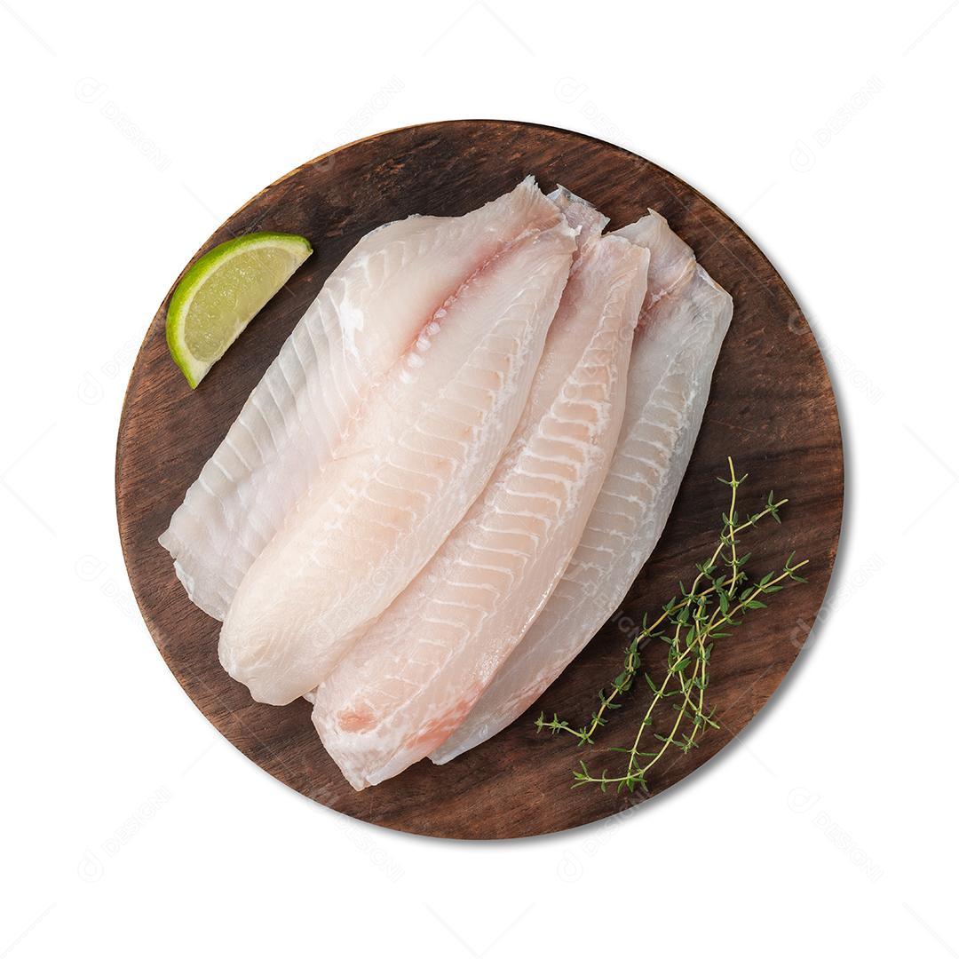 Filé de peixe de tilápia crua com temperos isolados sobre costas brancas