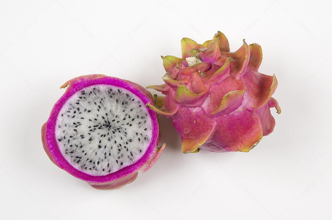 Pitayas/Dragon frutas metade sobre fundo branco