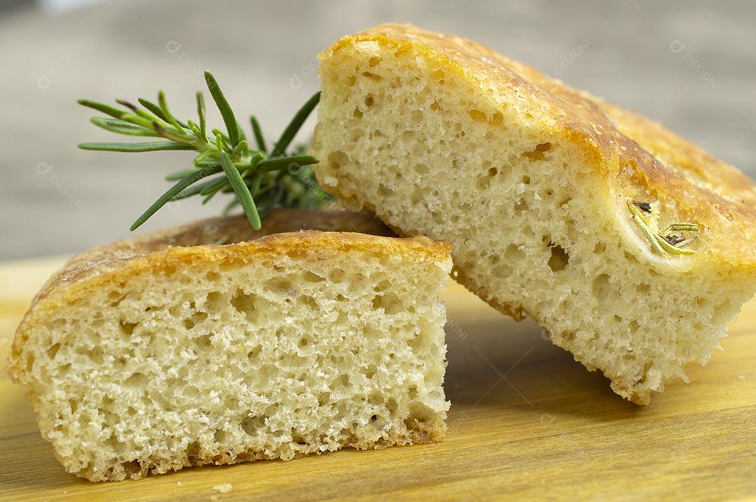 Focaccia de alecrim sobre fundo de madeira