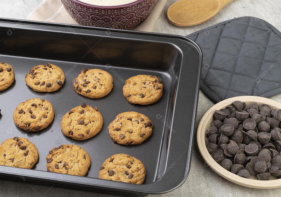 Biscoitos de chocolate em uma assadeira com ingredientes