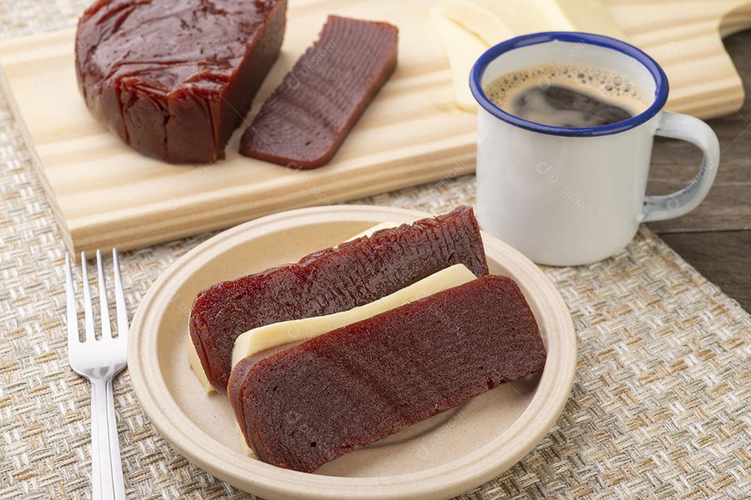 Goiaba doce com queijo de fazenda. Sobremesa típica caseira brasileira