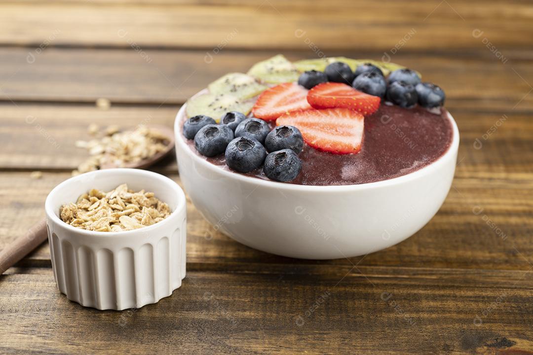 Tigela típica de açaí brasileira com kiwi, mirtilo, granola