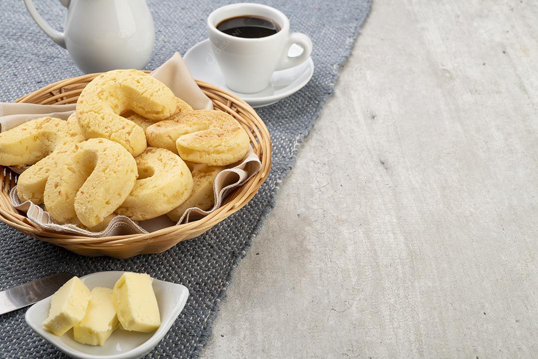 Chipas, típico pão de queijo sul-americano em uma cesta