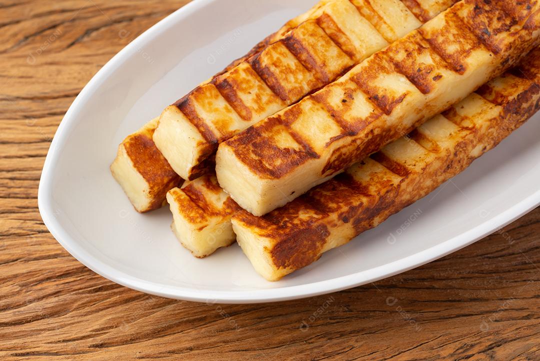 Renegar grelhado ou queijo Coalho em um prato branco