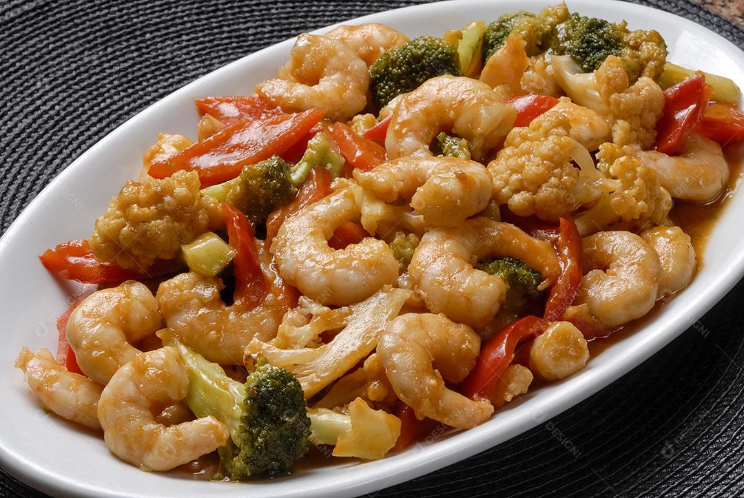 Camarão com brócolis, couve-flor e pimenta vermelha. Culinária chinesa.
