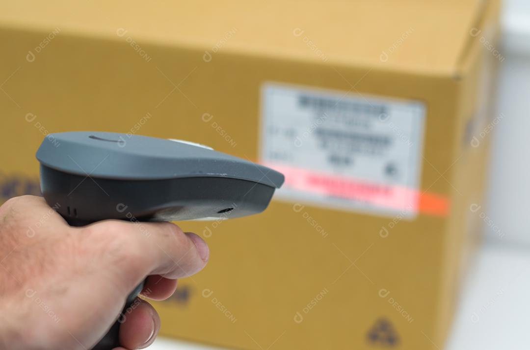 Ótimo conceito de rastreabilidade, sistema ERP, rastreamento manual do código de barras do produto e embalagem.