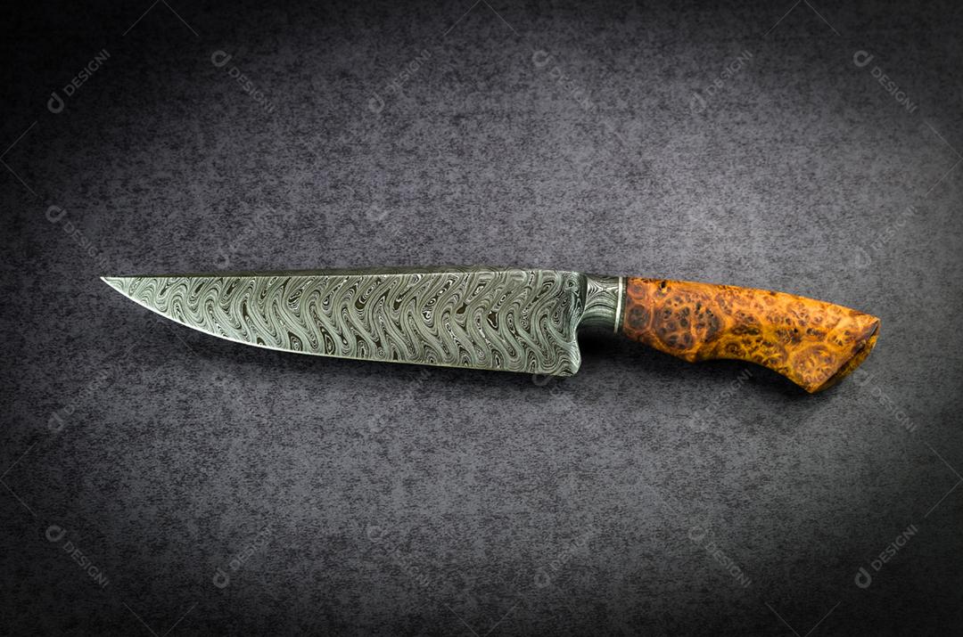 Linda faca luxuosa no padrão de damasco Texas Wind com cabo de madeira nobre em fundo escuro