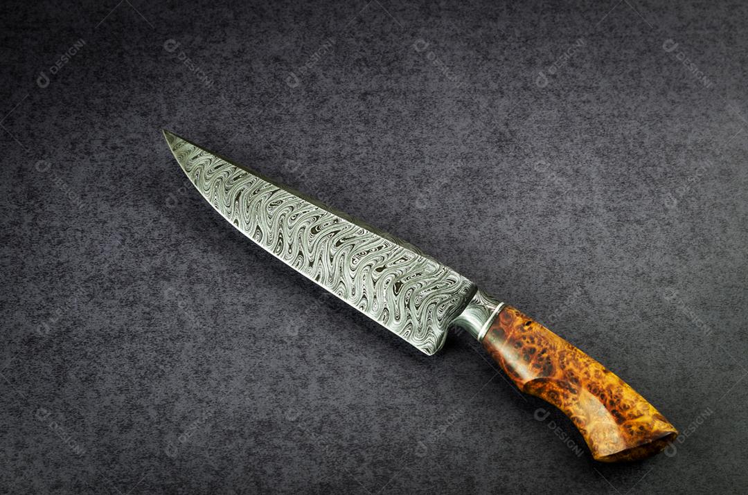 Linda faca luxuosa no padrão de damasco Texas Wind com cabo de madeira nobre em fundo escuro