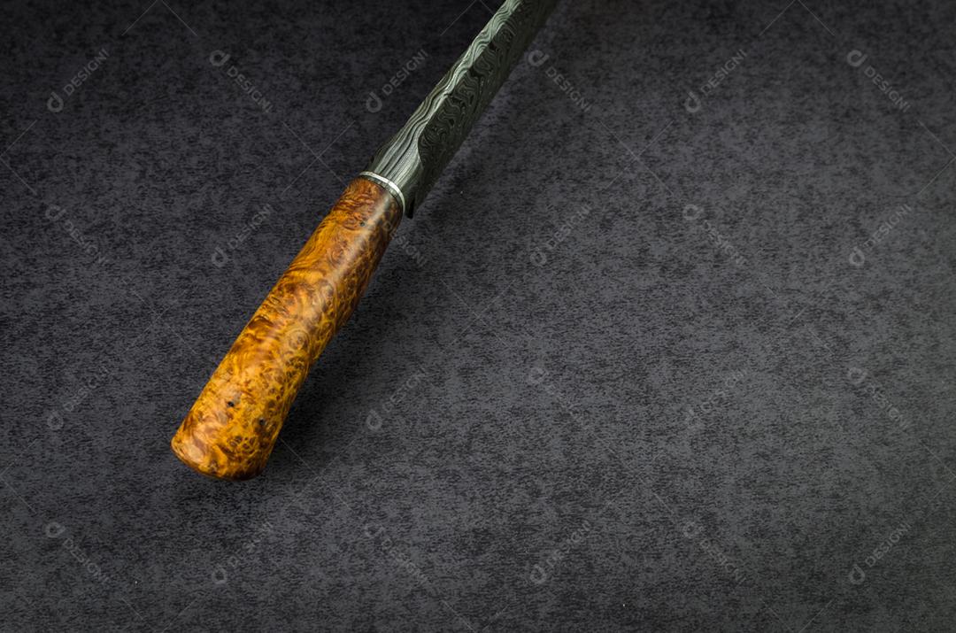 Linda faca luxuosa no padrão de damasco Texas Wind com cabo de madeira nobre em fundo escuro