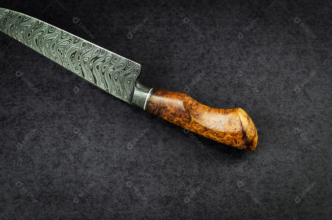 Linda faca luxuosa no padrão de damasco Texas Wind com cabo de madeira nobre em fundo escuro