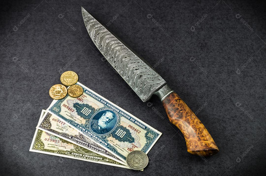 Linda faca de luxo em padrão de damasco Texas Wind com cabo de madeira com notas e moedas antigas