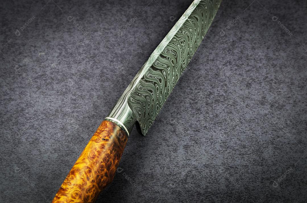 Linda faca luxuosa no padrão de damasco Texas Wind com cabo de madeira nobre em fundo escuro