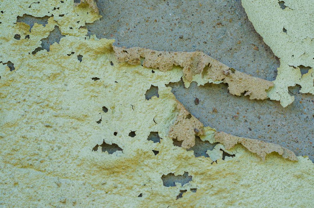Parede com pintura descascada, problema de pintura. Sistema de pintura inadequado, infiltração de água.