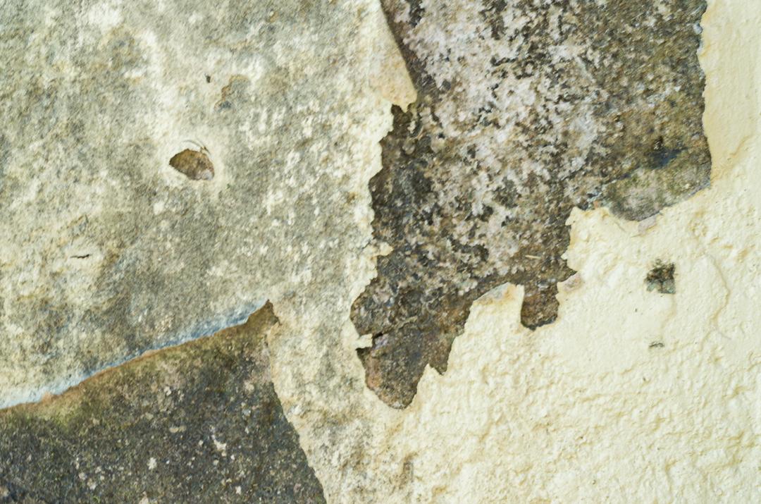 Parede com pintura descascada, problema de pintura. Sistema de pintura inadequado, infiltração de água.