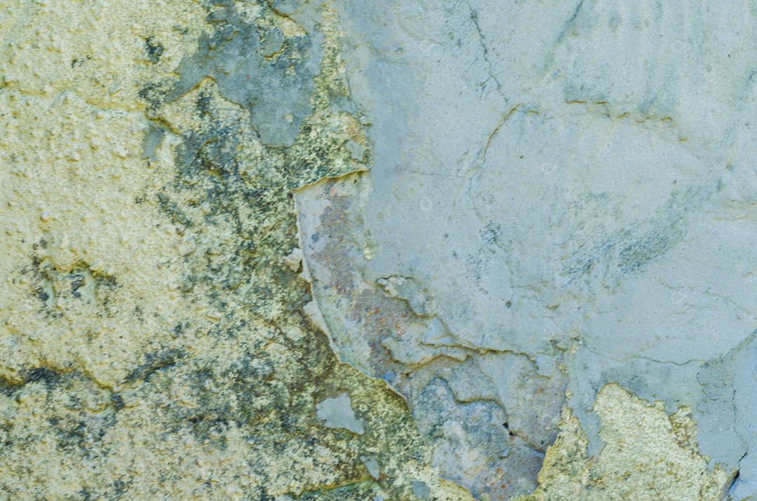 Parede com pintura descascada, problema de pintura. Sistema de pintura inadequado, infiltração de água.