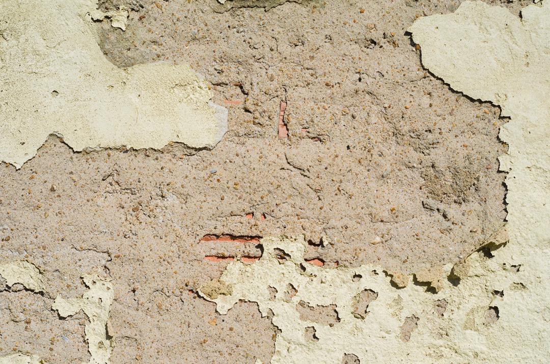 Parede com pintura descascada, problema de pintura. Sistema de pintura inadequado, infiltração de água.