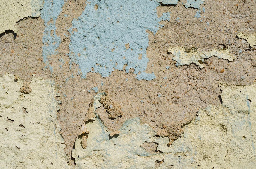 Parede com pintura descascada, problema de pintura. Sistema de pintura inadequado, infiltração de água.