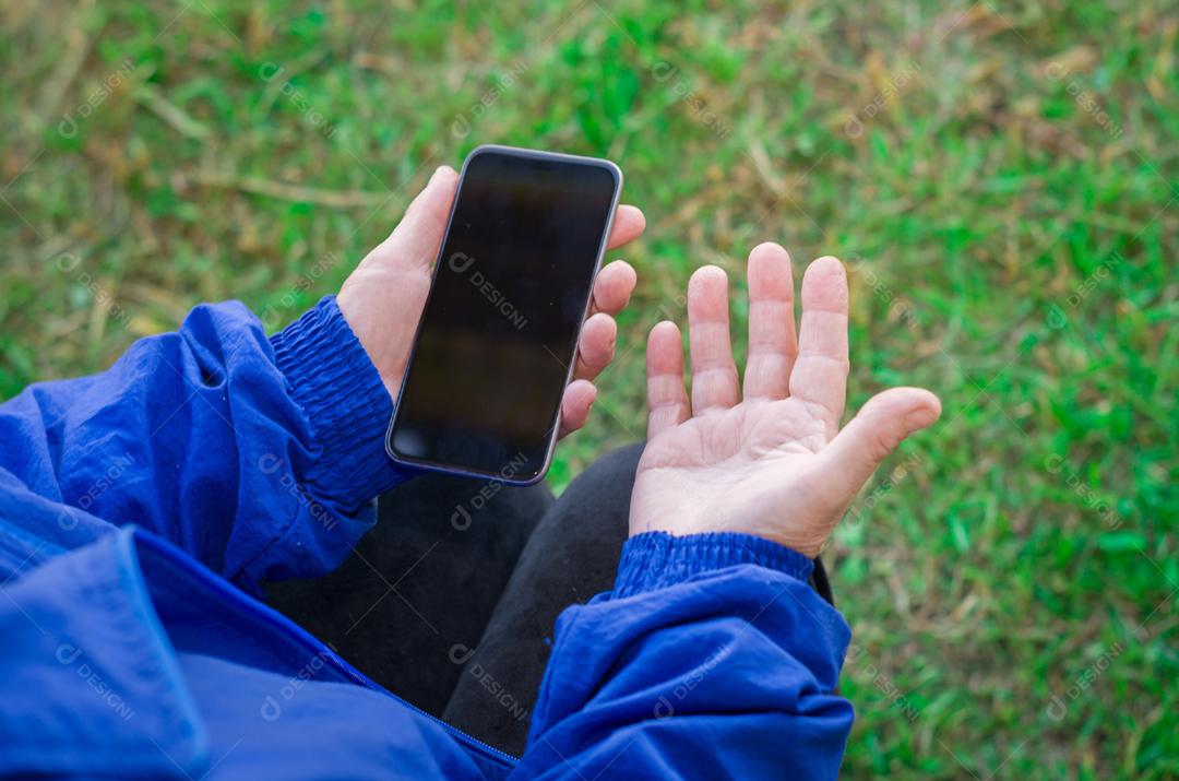 Dedo enrugado de um mulher, tocando em um telefone celular