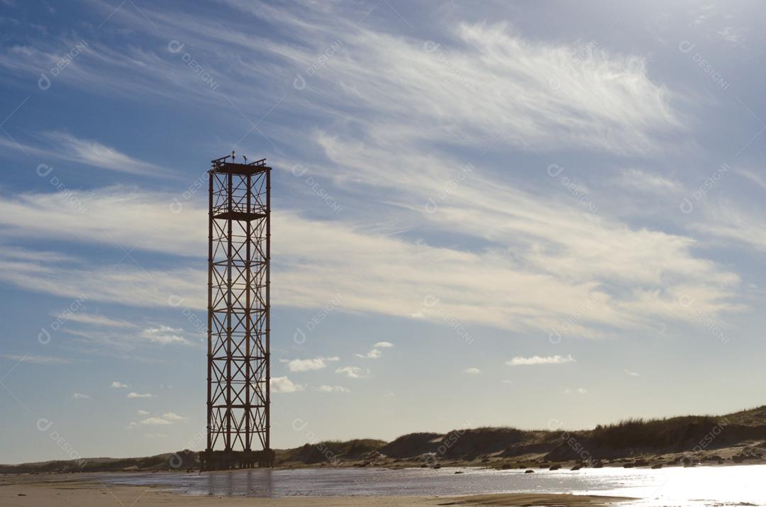 Farol na praia do Rio Grande do Sul