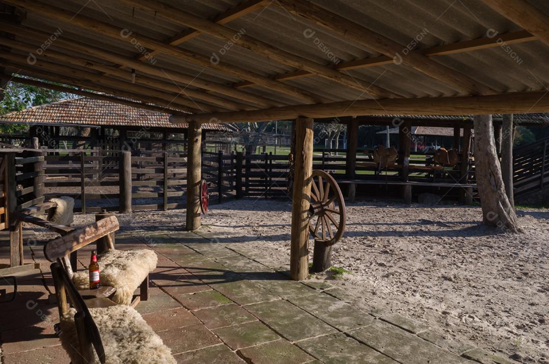 Galpão curral fazenda sobre dia ensolarado gado bovino