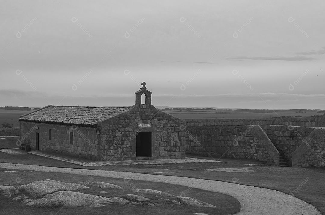Casa antiga galpão sobre gramado fazenda pastos