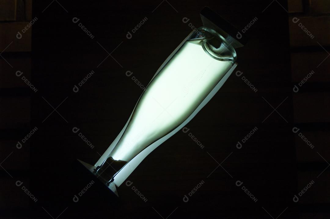 Garrafas nos pupitres para que as leveduras se acumulem no gargalo da garrafa.