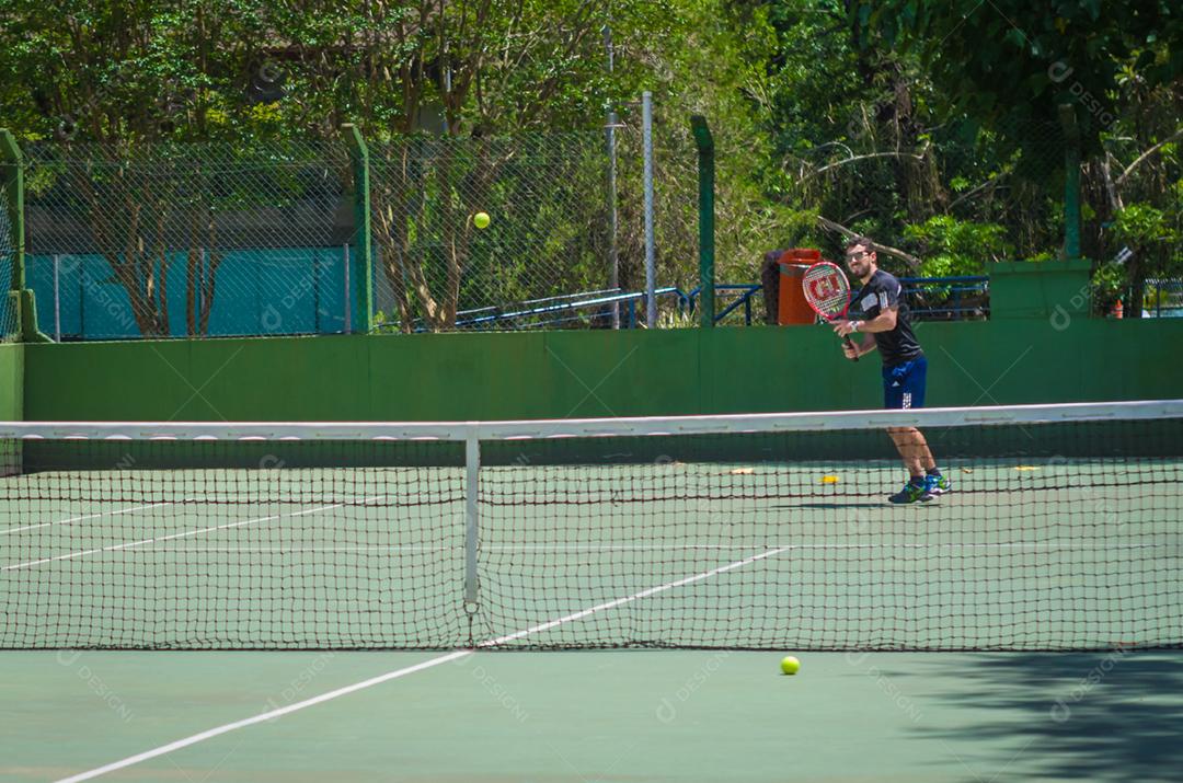 Homem jogando esporte tênis com raquete na mão