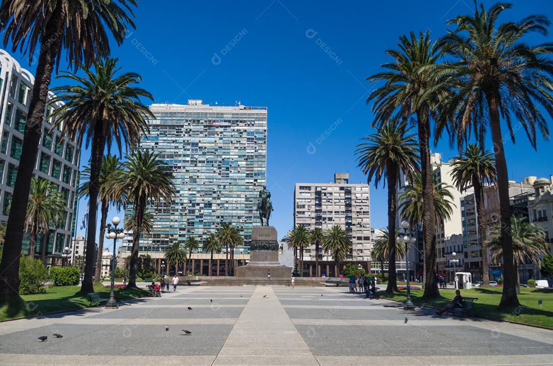Fachada de um prédio arvores coqueiros céu azul