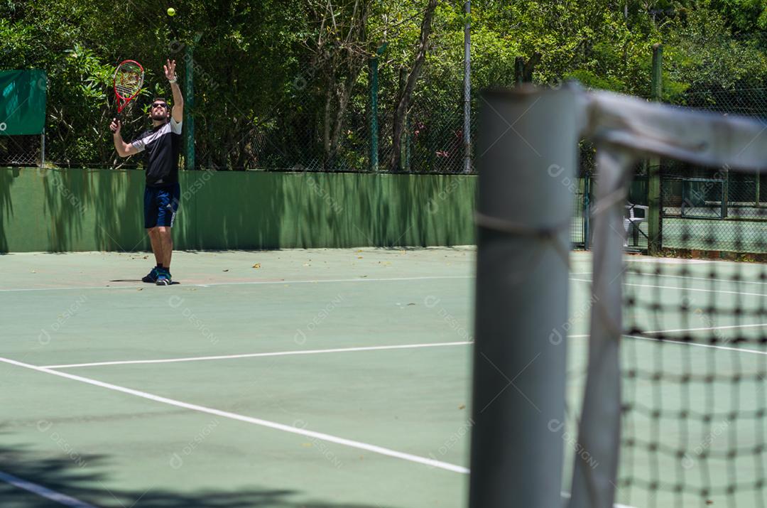 Homem jogando esporte tênis com raquete na mão