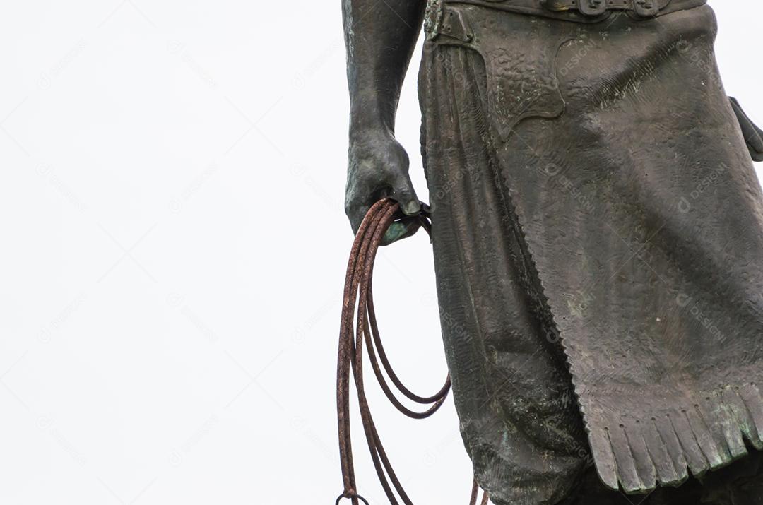 Estátua escultura sobre uma praça