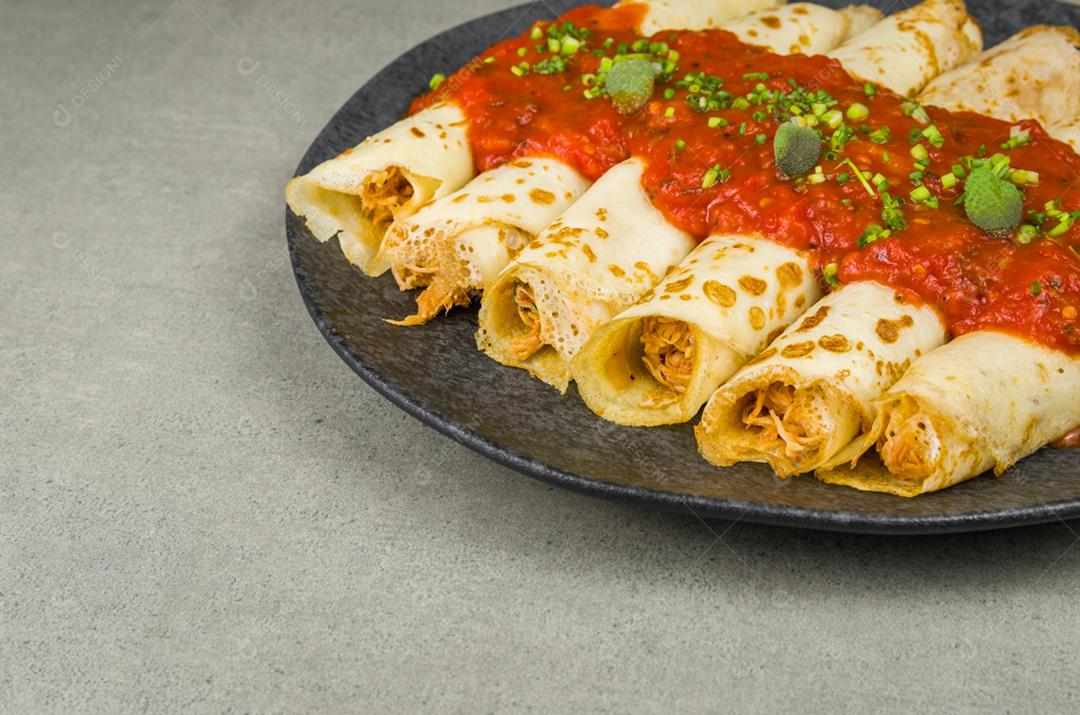 Panquecas brasileiras com frango, molho de tomate à bolonhesa, panquecas enroladas.