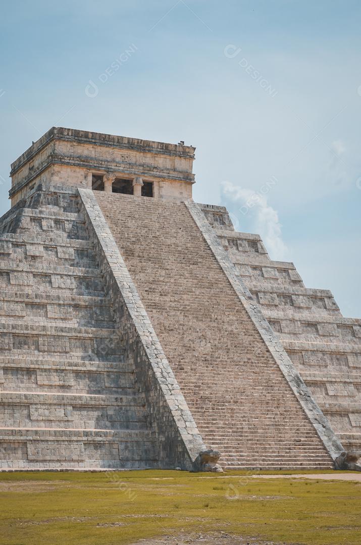 Ótima foto da pirâmide de Chichen Itza, civilização maia, um dos sítios arqueológicos mais visitados do México