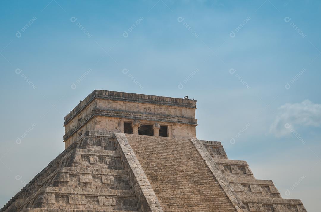 Ótima foto da pirâmide de Chichen Itza, civilização maia, um dos sítios arqueológicos mais visitados do México