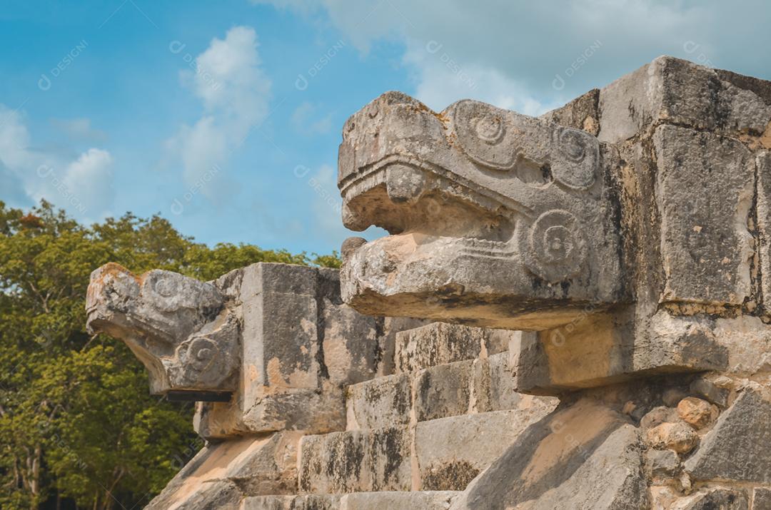 Ótima foto da pirâmide de Chichen Itza, civilização maia, um dos sítios arqueológicos mais visitados do México