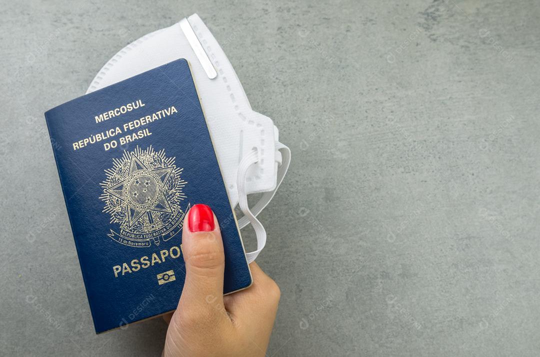 Mercosul, República Federativa do Brasil, passaporte e pesos uruguaios, conceito de viagem pandêmica.