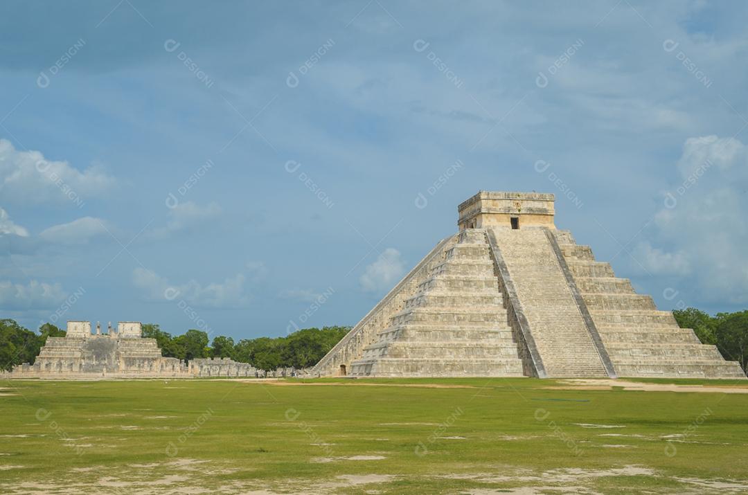 Ótima foto da pirâmide de Chichen Itza, civilização maia, um dos sítios arqueológicos mais visitados do México