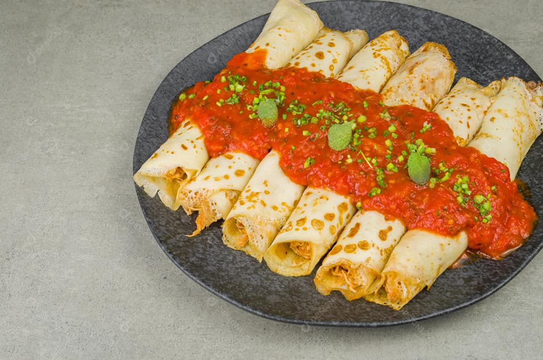 Panquecas brasileiras com frango, molho de tomate à bolonhesa, panquecas enroladas.