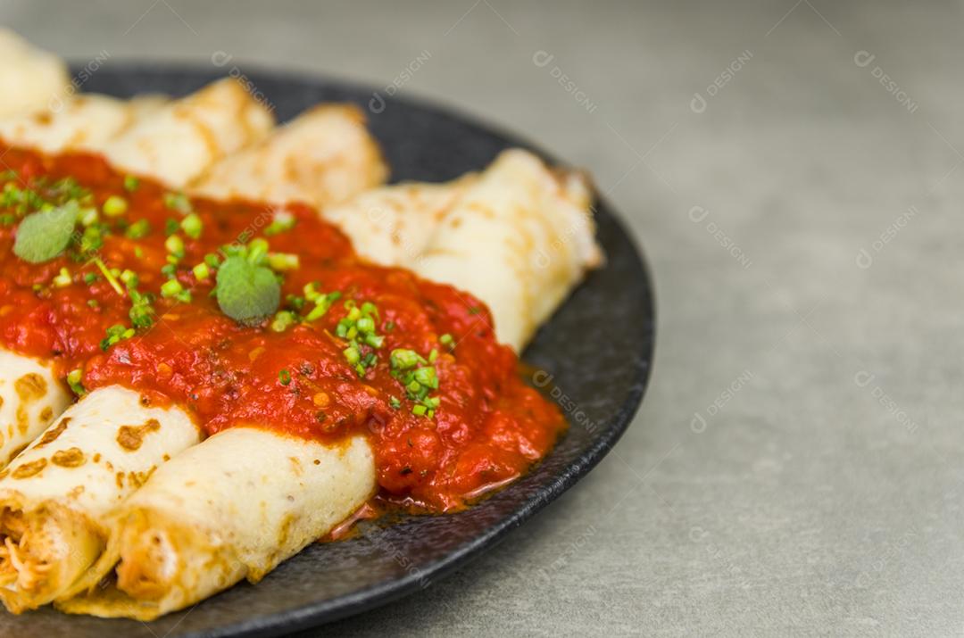 Panquecas brasileiras com frango, molho de tomate à bolonhesa, panquecas enroladas.