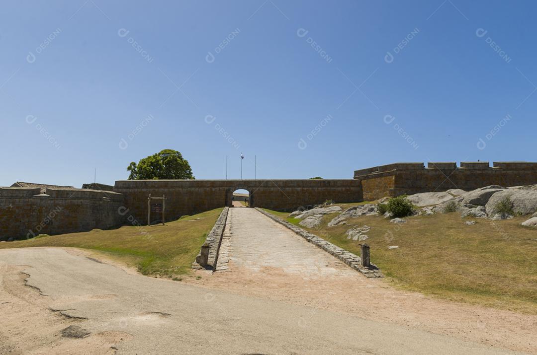 Fortaleza Santa Tereza é uma fortificação militar localizada na costa norte do Uruguai perto da fronteira do Brasil