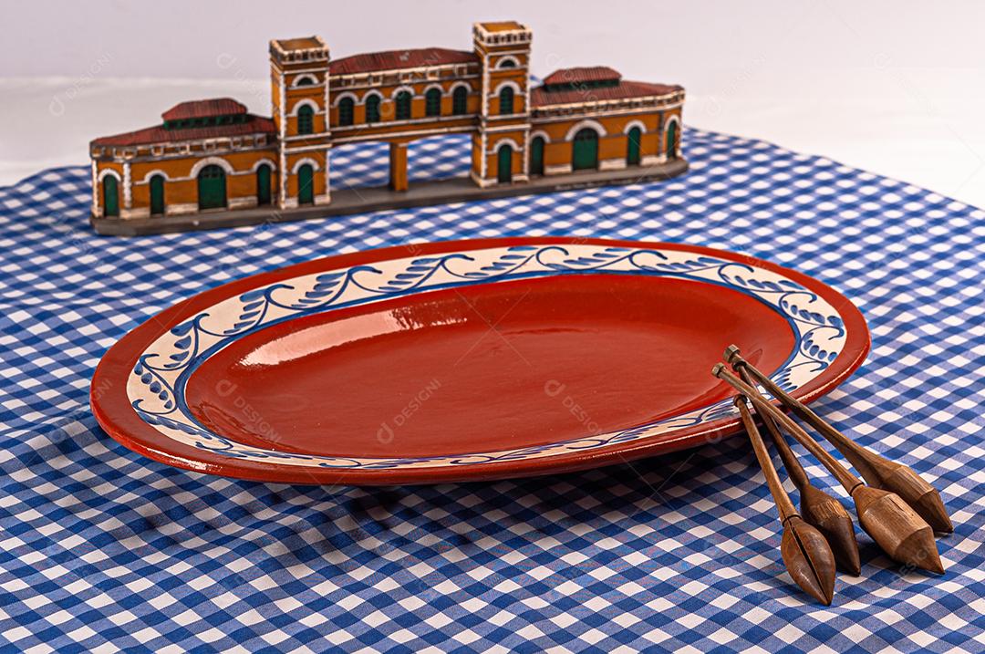 Placa de cerâmica, fixada em uma mesa açoriana com detalhes de bilhar