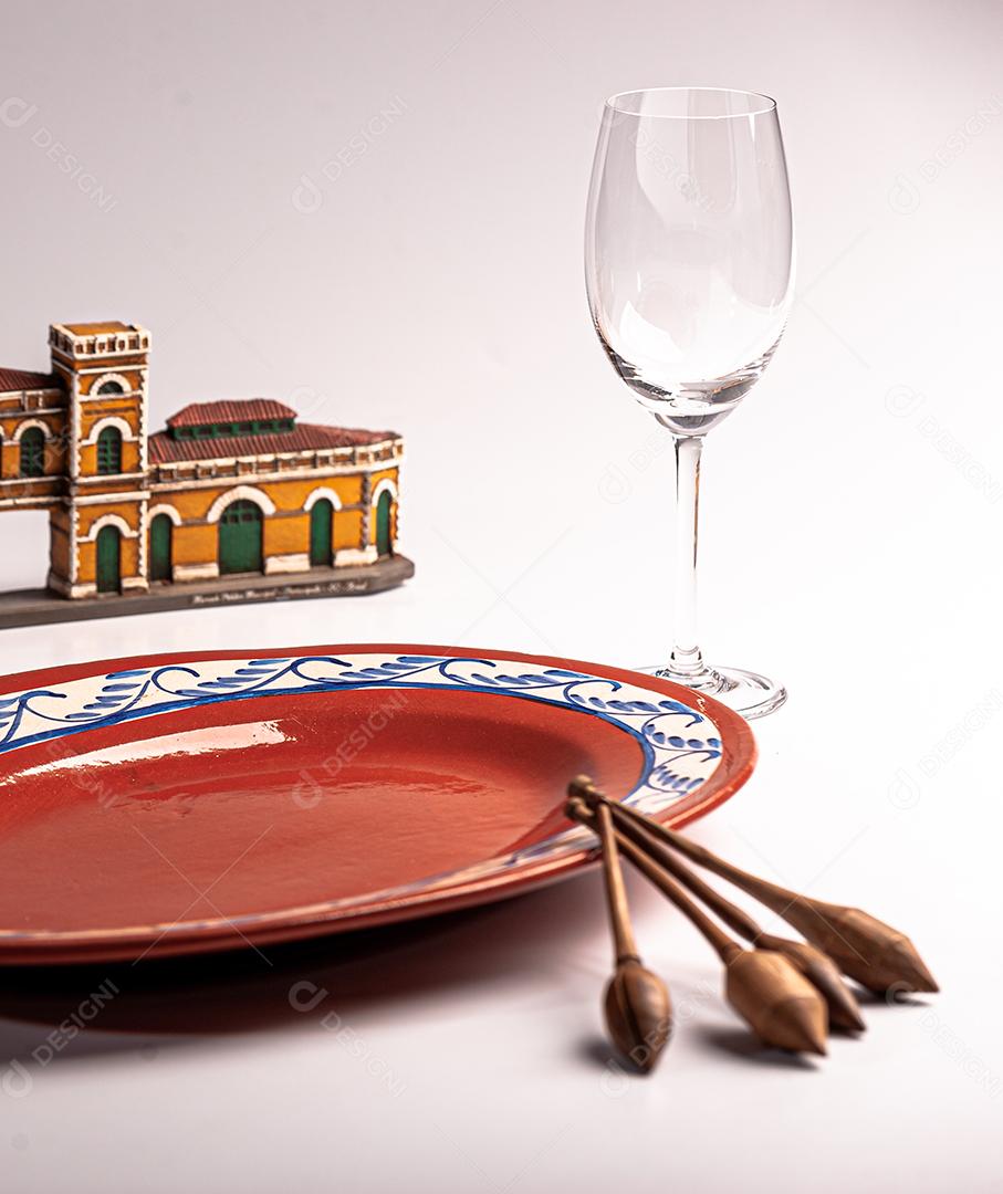 Placa de cerâmica, fixada em uma mesa açoriana com detalhes de bilhar