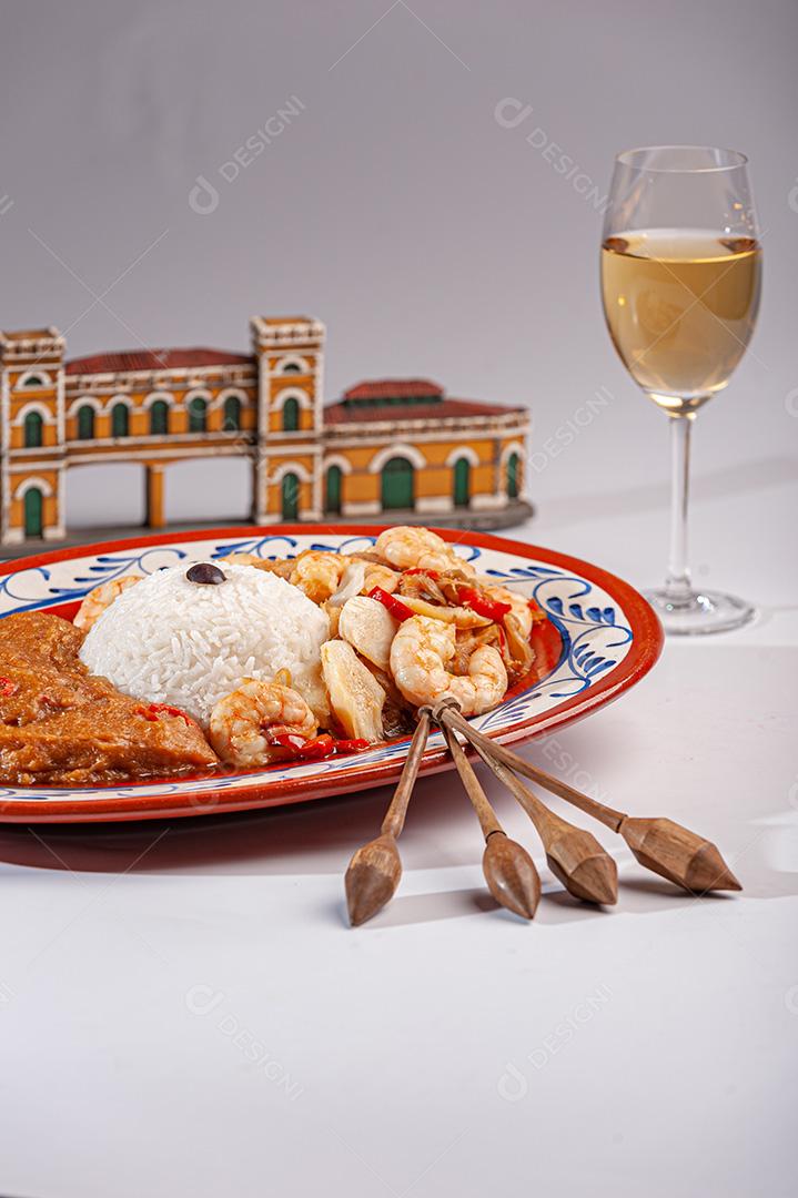 Bacalhau açoriano com camarão, arroz e mingau de peixe, decorado