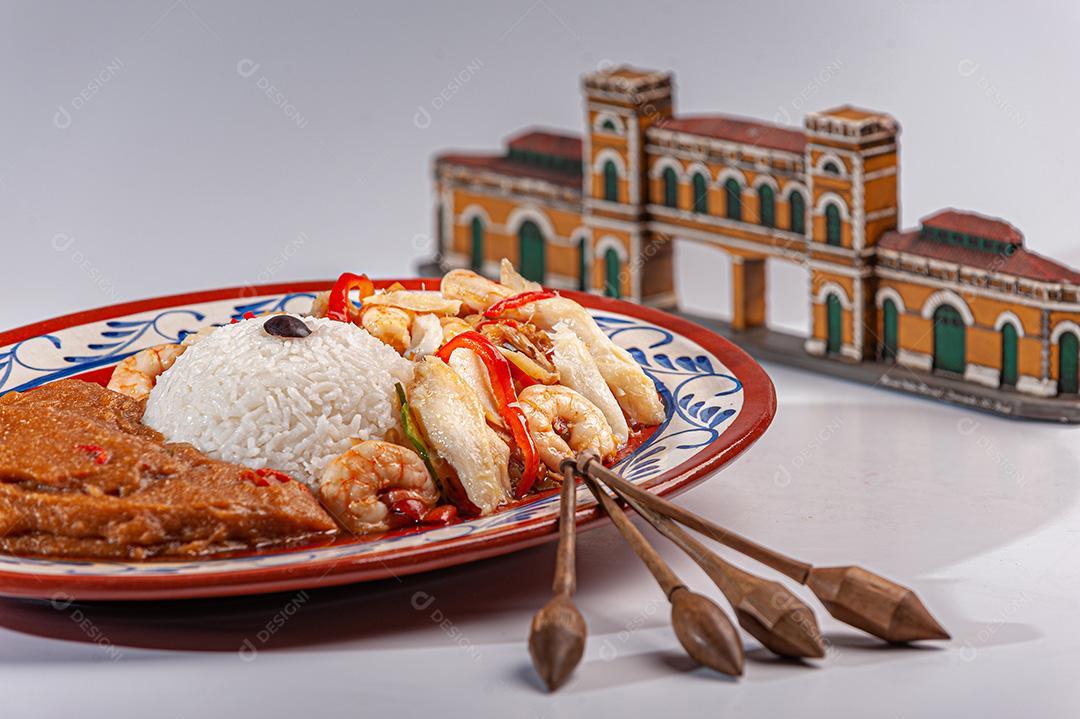 Bacalhau açoriano com camarão, arroz e mingau de peixe, decorado