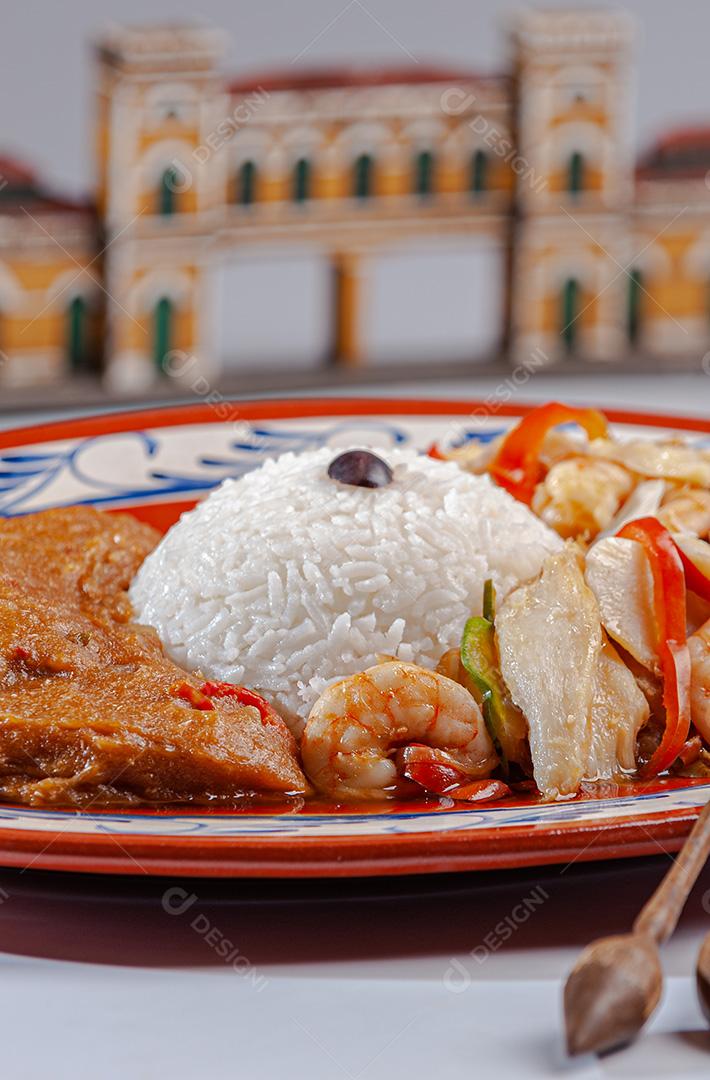 Bacalhau açoriano com camarão, arroz e mingau de peixe, decorado