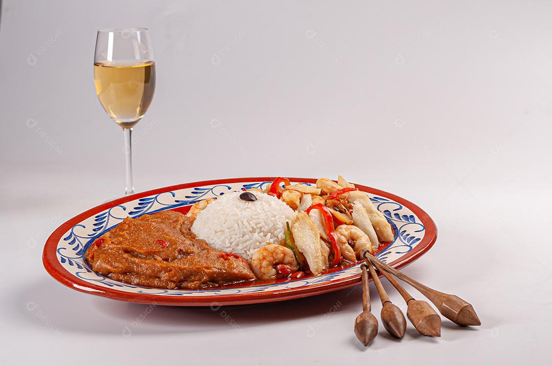 Bacalhau açoriano com camarão, arroz e mingau de peixe, decorado