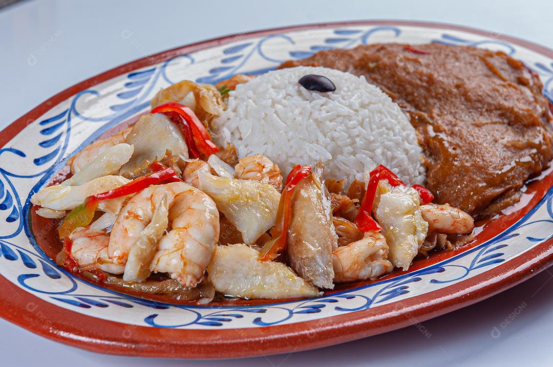 Bacalhau açoriano com camarão, arroz e mingau de peixe, decorado