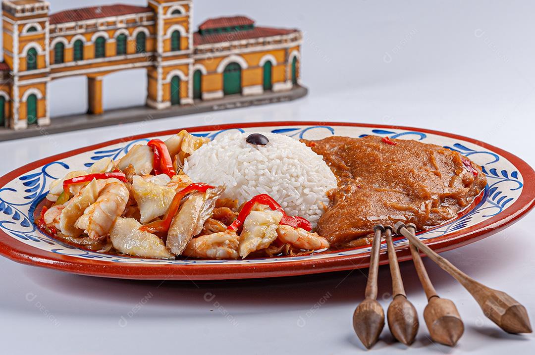 Bacalhau açoriano com camarão, arroz e mingau de peixe, decorado